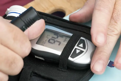 降血糖吃什么又有?2025年顶尖稳糖方案深度解析,血糖调控已进入“细胞修复”时代!